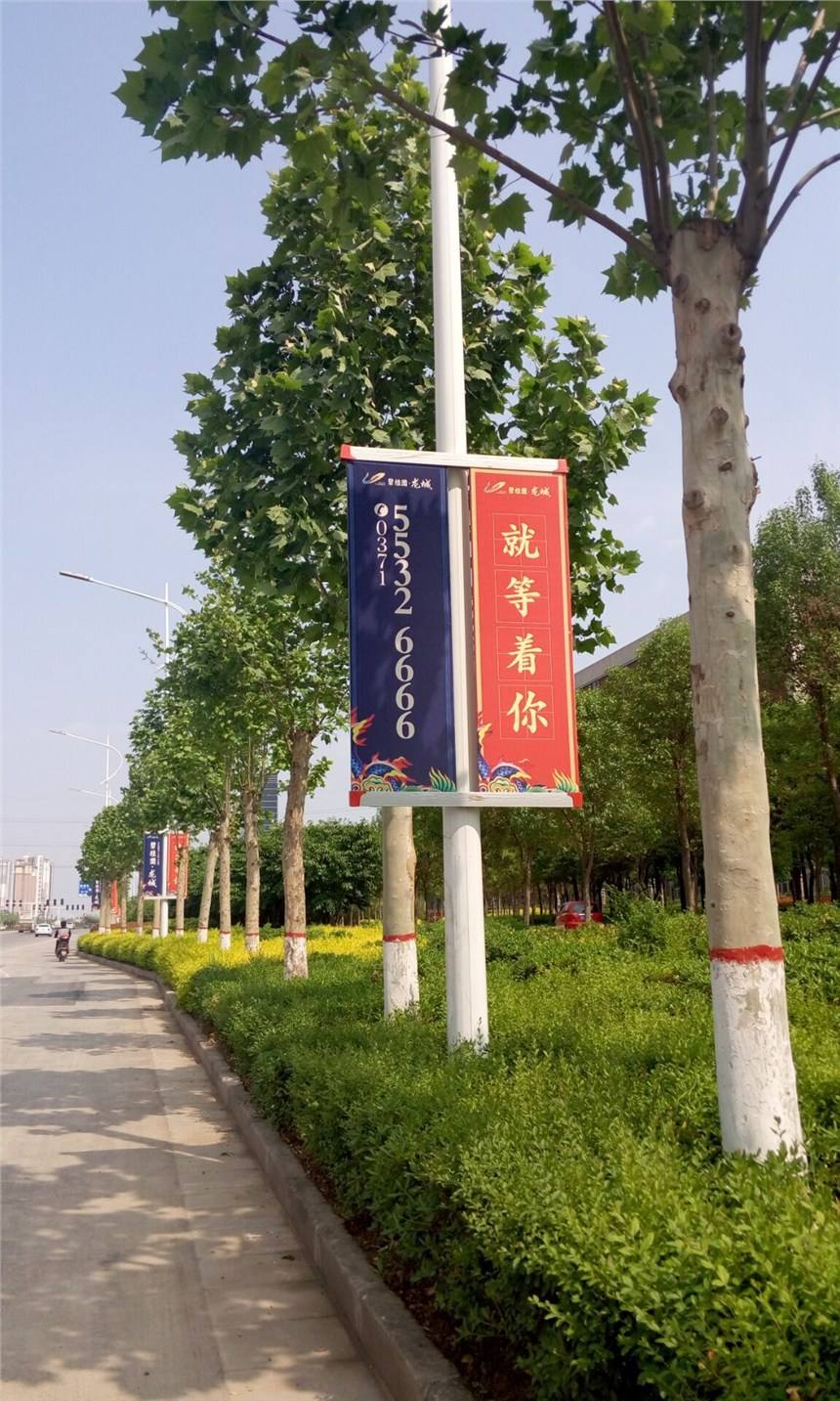 ���U��