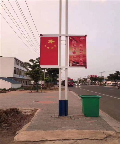 ���U��